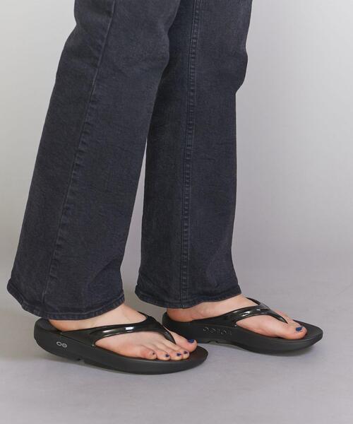 OOFOS(ウーフォス)の「<OOFOS(ウーフォス)>OOlala サンダル(サンダル・レディース・ブラック/ベージュ/グレー・7/6/8)」の2枚目の写真