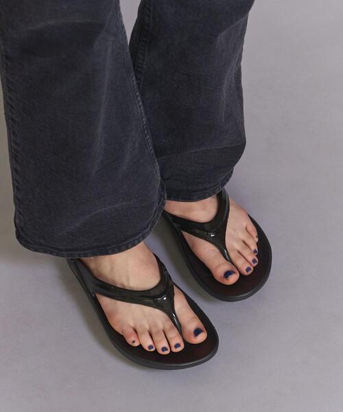 OOFOS(ウーフォス)の「<OOFOS(ウーフォス)>OOlala サンダル(サンダル・レディース・ブラック/ベージュ/グレー・7/6/8)」の11枚目の写真