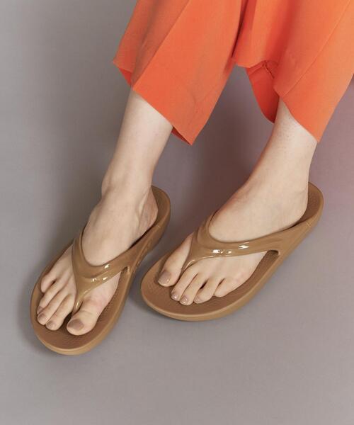 OOFOS(ウーフォス)の「<OOFOS(ウーフォス)>OOlala サンダル(サンダル・レディース・ブラック/ベージュ/グレー・7/6/8)」の12枚目の写真