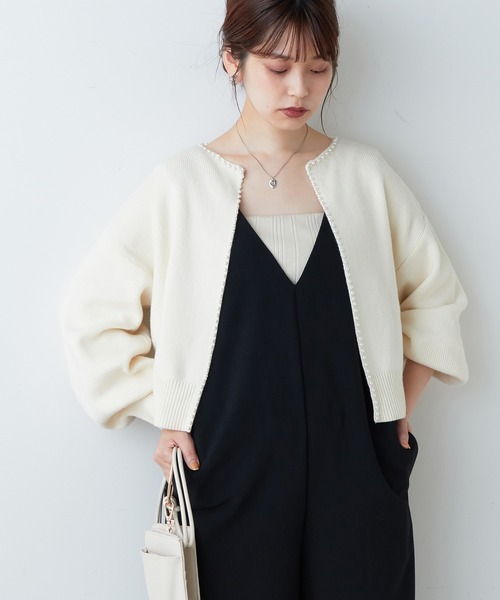natural couture（ナチュラルクチュール）の「新色登場！/パールトリムクルーネックカーディガン（カーディガン/ボレロ・レディース・ブラック/オフホワイト/ベージュ/ピンクベージュ/ネイビー・FREE）」の2枚目の写真