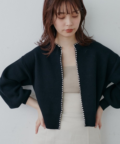natural couture（ナチュラルクチュール）の「新色登場！/パールトリムクルーネックカーディガン（カーディガン/ボレロ・レディース・ブラック/オフホワイト/ベージュ/ピンクベージュ/ネイビー・FREE）」の6枚目の写真