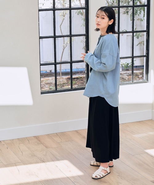 LAKOLE（ラコレ）の「ライトオンスデニムノーカラーシャツ / 276569（シャツ/ブラウス・レディース・ライトブルー/グレー/サックスブルー・SMALL/MEDIUM）」の6枚目の写真