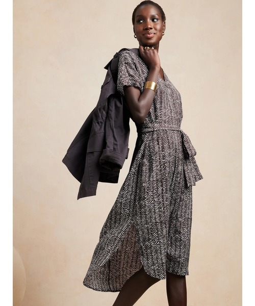 BANANA REPUBLIC FACTORY STORE(バナナリパブリック ファクトリーストア)の「BANANA REPUBLIC FACTORY STORE ミディ シャツドレス(ワンピース・レディース・ホワイト/その他・S/M/L/XS)」の2枚目の写真