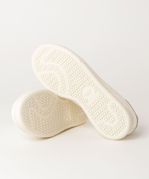 adidas（アディダス）の「adidas/ＳＴＡＮ　ＳＭＩＴＨ（スニーカー・レディース・ベージュ・22.5/24/24.5/23.5/23）」の2枚目の写真