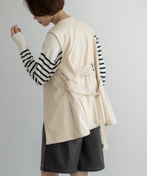 THE SHOP TK (ザ ショップ ティーケー )の「◆【レザー見え】バックルベルト付ベスト(ベスト・レディース・オフホワイト/ブラウン系・12)」の1枚目の写真