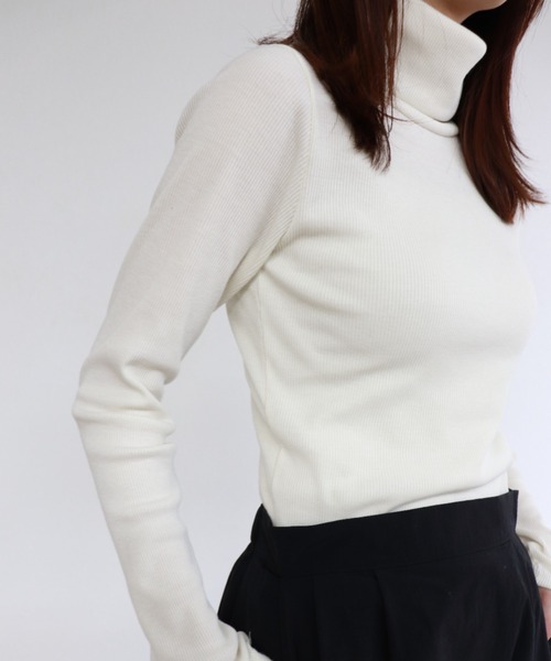 ISOOK（アイスー）の「【ZOZO限定】Multi color rib turtle  / マルチカラーリブタートル（Tシャツ/カットソー・レディース・オレンジ/モカ/イエロー/ネイビー/ホワイト・FREE）」の2枚目の写真