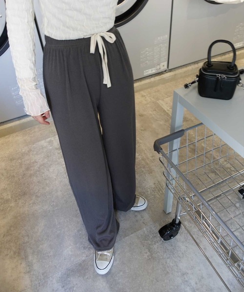 CORNERS（コーナーズ）の「イージーカットフレアカラーパンツ（スウェットパンツ・レディース・チャコールグレー/ブラック/グレイッシュベージュ/アイボリー/ピンク/ライム・M/L/XL）」の11枚目の写真