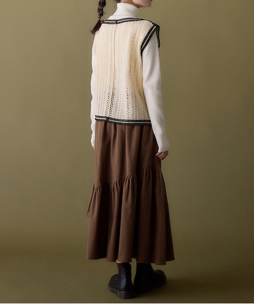 Viola e Viola(ヴィオラエヴィオラ)の「お花刺しゅうクロシェベスト(ベスト・レディース・ブラック/モカ・L/3L/LL/M)」の8枚目の写真