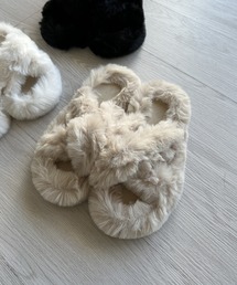 Silly | 【ふわふわのボリューム感が可愛い】クロスデザインフェイクファーサンダル(サンダル)