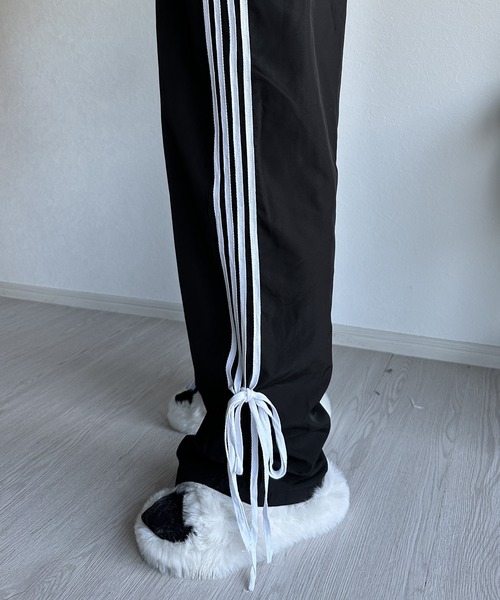 Silly（シリー）の「【ふわふわのボリューム感が可愛い】クロスデザインフェイクファーサンダル（サンダル・レディース・ホワイト/ベージュ/ブラック・SMALL/MEDIUM/LARGE）」の2枚目の写真