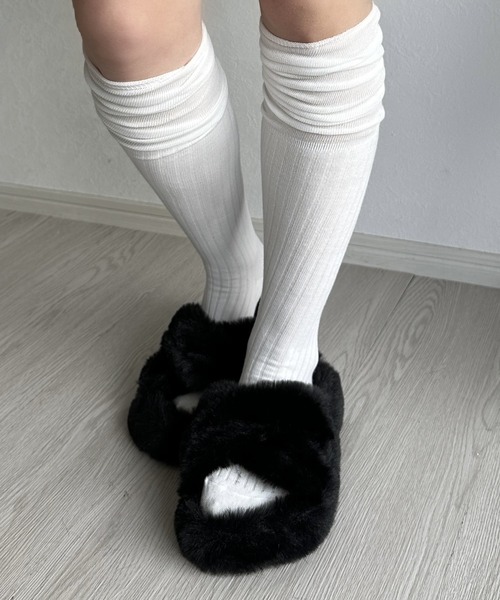 Silly（シリー）の「【ふわふわのボリューム感が可愛い】クロスデザインフェイクファーサンダル（サンダル・レディース・ホワイト/ベージュ/ブラック・SMALL/MEDIUM/LARGE）」の3枚目の写真