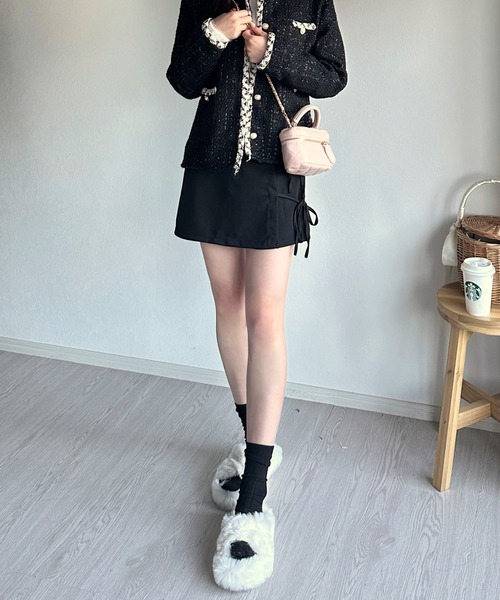 Silly（シリー）の「【ふわふわのボリューム感が可愛い】クロスデザインフェイクファーサンダル（サンダル・レディース・ホワイト/ベージュ/ブラック・SMALL/MEDIUM/LARGE）」の5枚目の写真