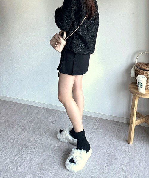 Silly（シリー）の「【ふわふわのボリューム感が可愛い】クロスデザインフェイクファーサンダル（サンダル・レディース・ホワイト/ベージュ/ブラック・SMALL/MEDIUM/LARGE）」の6枚目の写真