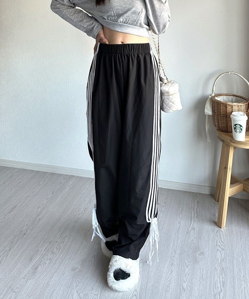 Silly（シリー）の「【ふわふわのボリューム感が可愛い】クロスデザインフェイクファーサンダル（サンダル・レディース・ホワイト/ベージュ/ブラック・SMALL/MEDIUM/LARGE）」の7枚目の写真