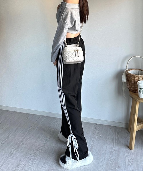 Silly（シリー）の「【ふわふわのボリューム感が可愛い】クロスデザインフェイクファーサンダル（サンダル・レディース・ホワイト/ベージュ/ブラック・SMALL/MEDIUM/LARGE）」の8枚目の写真