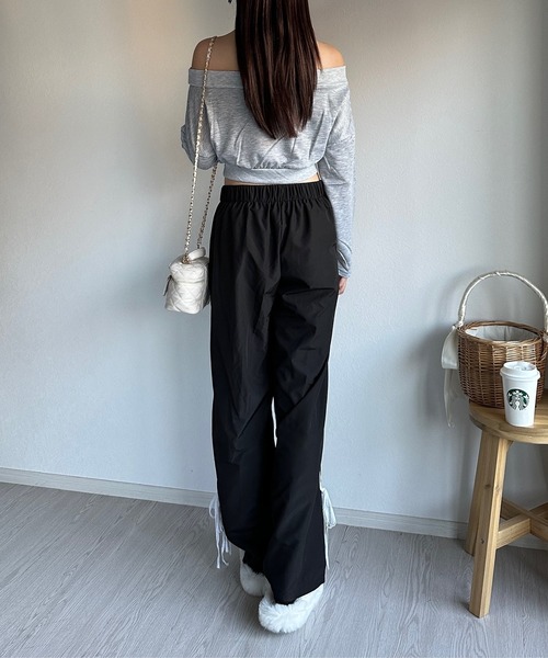 Silly（シリー）の「【ふわふわのボリューム感が可愛い】クロスデザインフェイクファーサンダル（サンダル・レディース・ホワイト/ベージュ/ブラック・SMALL/MEDIUM/LARGE）」の9枚目の写真