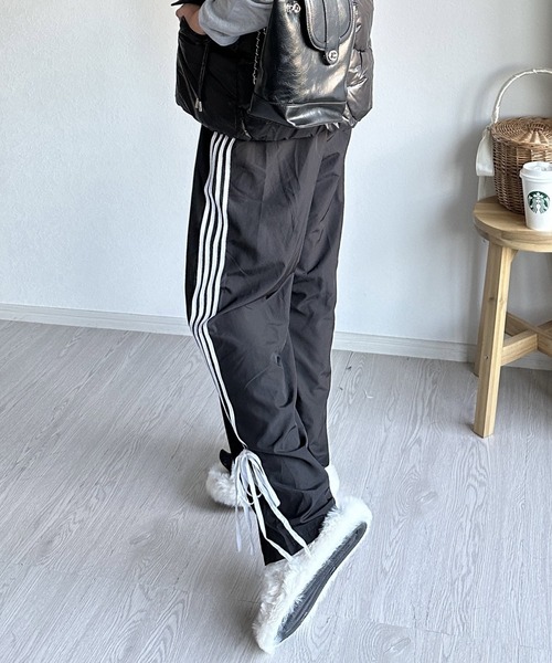 Silly（シリー）の「【ふわふわのボリューム感が可愛い】クロスデザインフェイクファーサンダル（サンダル・レディース・ホワイト/ベージュ/ブラック・SMALL/MEDIUM/LARGE）」の10枚目の写真