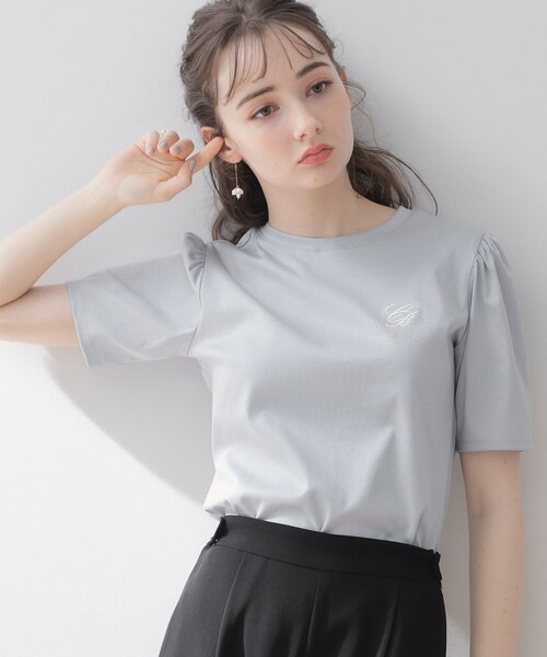 couture brooch（クチュールブローチ）の「◆【オトナ女性に捧ぐ】CBロゴ刺繍リボンTシャツ（Tシャツ/カットソー・レディース・オフホワイト/ブラック系2/ブラック/サックスブルー・36/38/40/42）」の4枚目の写真