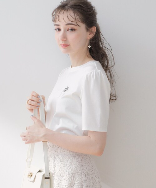 couture brooch（クチュールブローチ）の「◆【オトナ女性に捧ぐ】CBロゴ刺繍リボンTシャツ（Tシャツ/カットソー・レディース・オフホワイト/ブラック系2/ブラック/サックスブルー・36/38/40/42）」の21枚目の写真
