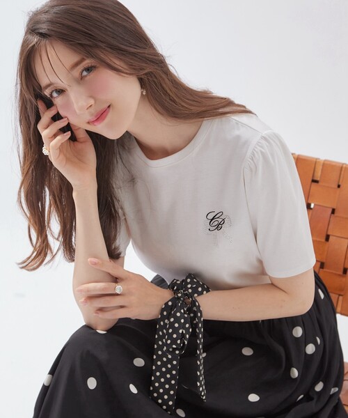 couture brooch（クチュールブローチ）の「◆【オトナ女性に捧ぐ】CBロゴ刺繍リボンTシャツ（Tシャツ/カットソー・レディース・オフホワイト/ブラック系2/ブラック/サックスブルー・36/38/40/42）」の2枚目の写真