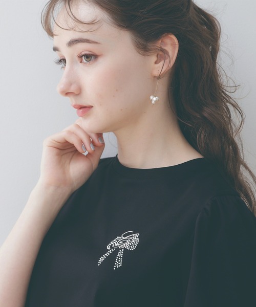 couture brooch（クチュールブローチ）の「◆【オトナ女性に捧ぐ】CBロゴ刺繍リボンTシャツ（Tシャツ/カットソー・レディース・オフホワイト/ブラック系2/ブラック/サックスブルー・36/38/40/42）」の3枚目の写真