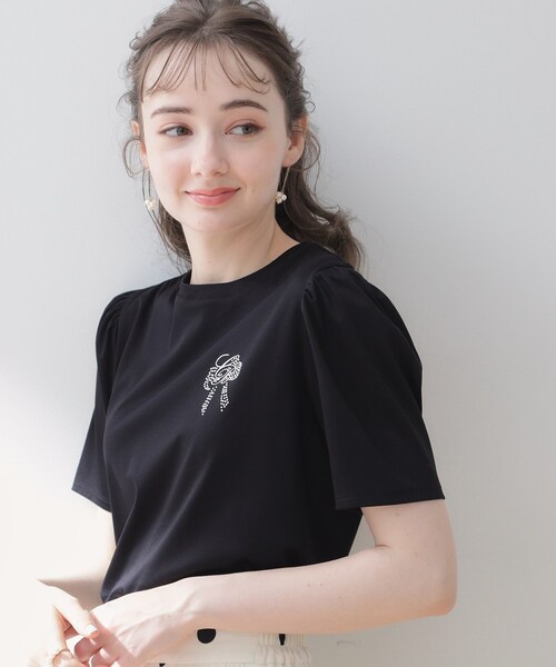 couture brooch（クチュールブローチ）の「◆【オトナ女性に捧ぐ】CBロゴ刺繍リボンTシャツ（Tシャツ/カットソー・レディース・オフホワイト/ブラック系2/ブラック/サックスブルー・36/38/40/42）」の6枚目の写真