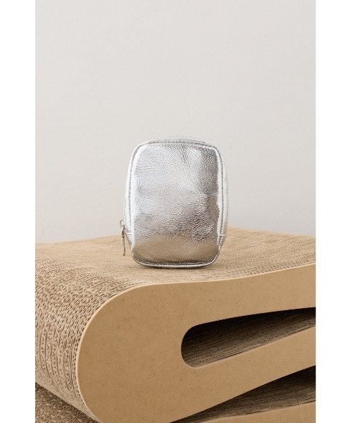 AZUL by moussy（アズールバイマウジー）の「メタリックフェイクレザーミニポーチ（ポーチ・レディース・シルバー/ブラック・FREE）」の2枚目の写真
