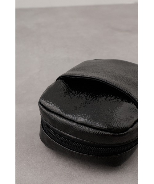 AZUL by moussy（アズールバイマウジー）の「メタリックフェイクレザーミニポーチ（ポーチ・レディース・シルバー/ブラック・FREE）」の6枚目の写真