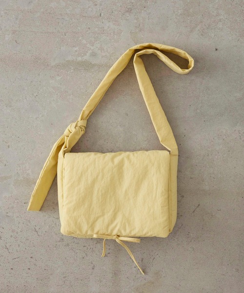 EFOLE（エフォル）の「Nylon padded ribbon shoulderbag/ナイロン パデット リボン ショルダー バッグ（ショルダーバッグ・レディース・コーラル/イエロー/グレイッシュブルー/クリーム・FREE）」の3枚目の写真