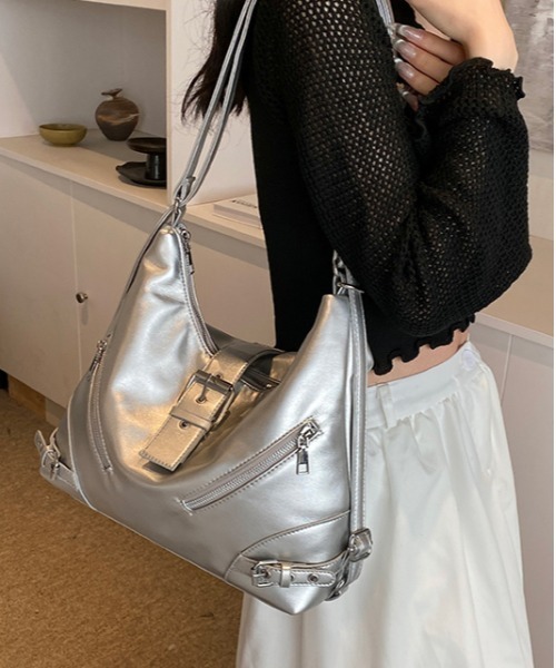 FREE STYLISTS（フリー スタイリスト）の「Y2K ベルト デザイン 外ポケット ショルダーバッグ 3way 大容量 A4収納可能 通勤斜めがけバッグ（ショルダーバッグ・レディース・シルバー/ブラック・FREE）」の6枚目の写真