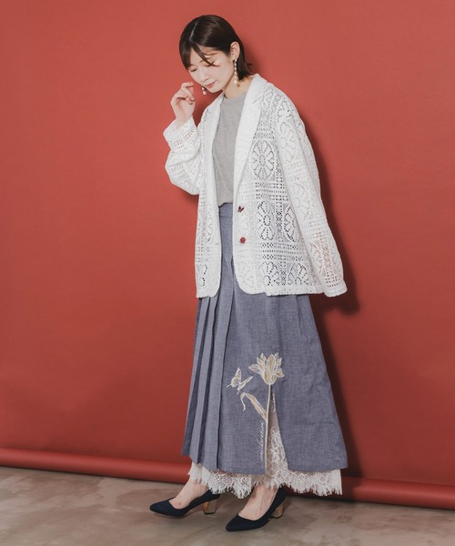 iS ScoLar（イズスカラー）の「542254：チューリップと蝶刺繍