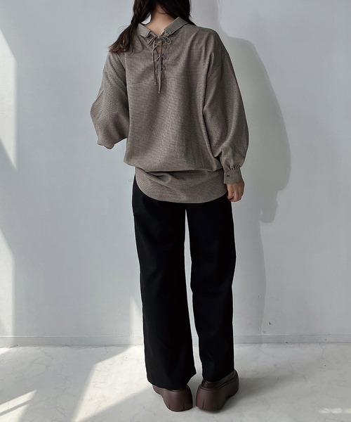 AS KNOW AS plus(アズノゥアズプラス)の「◇後レースアップスキッパーシャツ(シャツ/ブラウス・レディース・ベージュ系/グリーン系/ブルー系/オフホワイト/ブラウン系/レッド系/ネイビー系1/ブルー系1/アイボリー系1/グリーン系1/ネイビー系2/ライトグリーン系2/ブルー系2/アイボリー系2・FREE)」の21枚目の写真