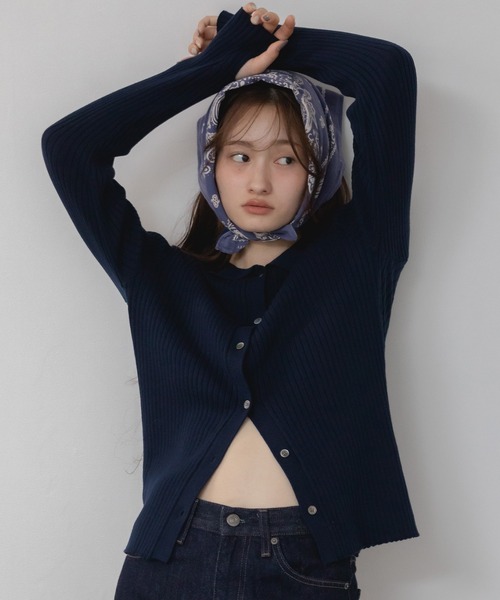 HEILIS(ヘイリス)の「【定番人気!HIT ITEM!】【original】フィンガーホール付きロングスリーブラメポロニット/ブラック グレー チャコール ブルー ブラウン モカ ベージュ ネイビー ニット トップス リブ カーディガン 長袖 プルオーバー ノームコア シティガール 春服 秋服 冬服 韓国 シンプル 無地 リブ カーディガン ラメ オフィスカジュアル 指抜き 指穴 前開き コンパクト 長袖 トップス(ポロシャツ・レディース・モカ/ブラック/グレー/ブルー/ネイビー/ブラウン/ピンク・FREE)」の19枚目の写真