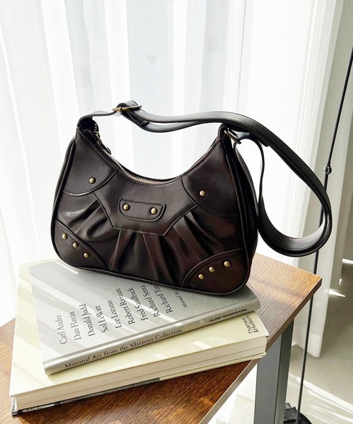 one after another NICE CLAUP（ワンアフターアナザーナイスクラップ）の「スタッズ付きシャーリングホーボーバッグ（ショルダーバッグ・レディース・ブラウン/アイボリー/ブラック/ベージュ・FREE）」の3枚目の写真