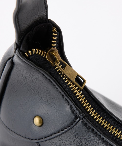 one after another NICE CLAUP（ワンアフターアナザーナイスクラップ）の「スタッズ付きシャーリングホーボーバッグ（ショルダーバッグ・レディース・ブラウン/アイボリー/ブラック/ベージュ・FREE）」の10枚目の写真