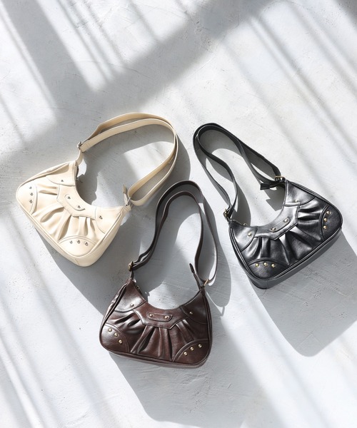 one after another NICE CLAUP（ワンアフターアナザーナイスクラップ）の「スタッズ付きシャーリングホーボーバッグ（ショルダーバッグ・レディース・ブラウン/アイボリー/ブラック/ベージュ・FREE）」の20枚目の写真