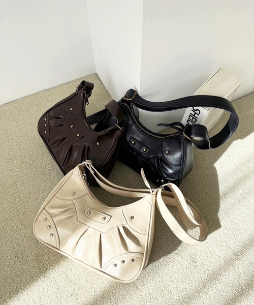 one after another NICE CLAUP（ワンアフターアナザーナイスクラップ）の「スタッズ付きシャーリングホーボーバッグ（ショルダーバッグ・レディース・ブラウン/アイボリー/ブラック/ベージュ・FREE）」の19枚目の写真