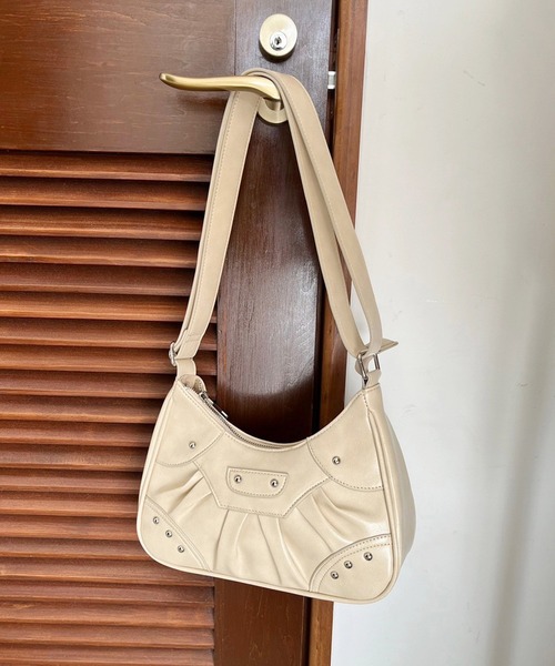 one after another NICE CLAUP（ワンアフターアナザーナイスクラップ）の「スタッズ付きシャーリングホーボーバッグ（ショルダーバッグ・レディース・ブラウン/アイボリー/ブラック/ベージュ・FREE）」の16枚目の写真