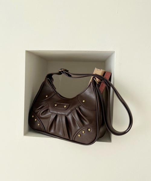one after another NICE CLAUP（ワンアフターアナザーナイスクラップ）の「スタッズ付きシャーリングホーボーバッグ（ショルダーバッグ・レディース・ブラウン/アイボリー/ブラック/ベージュ・FREE）」の17枚目の写真