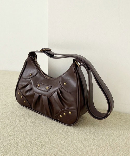 one after another NICE CLAUP（ワンアフターアナザーナイスクラップ）の「スタッズ付きシャーリングホーボーバッグ（ショルダーバッグ・レディース・ブラウン/アイボリー/ブラック/ベージュ・FREE）」の18枚目の写真