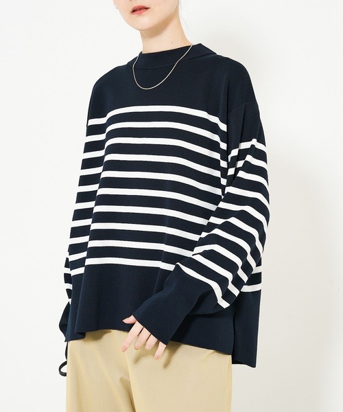 qualite（カリテ）の「コットンストレッチハイネックニット/春服/オフィスカジュアル/ボーダーニット（ニット/セーター・レディース・ダークネイビー/オフホワイト/グレイッシュベージュ・フリー）」の3枚目の写真