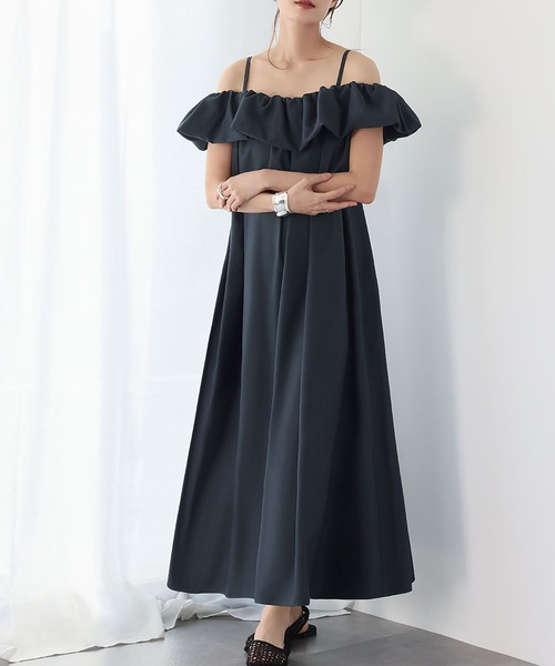 ELFRANK(エルフランク)の「2WAYオフショルダーギャザーフリルキャミワンピース(ワンピース・レディース・ベージュ/ネイビー/ブラウン・FREE)」の1枚目の写真