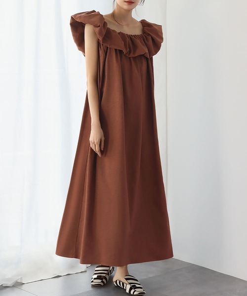 ELFRANK(エルフランク)の「2WAYオフショルダーギャザーフリルキャミワンピース(ワンピース・レディース・ベージュ/ネイビー/ブラウン・FREE)」の2枚目の写真