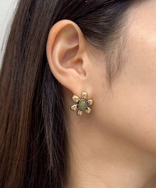 fredy emue（フレディエミュ）の「カラーストーンフラワーピアス（ピアス（両耳用）・レディース・ピンク/オリーブ/オフホワイト/ブルー・FREE）」の2枚目の写真