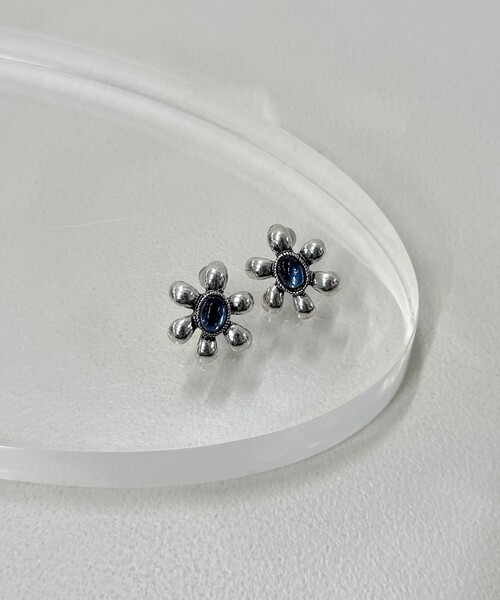 fredy emue（フレディエミュ）の「カラーストーンフラワーピアス（ピアス（両耳用）・レディース・ピンク/オリーブ/オフホワイト/ブルー・FREE）」の3枚目の写真