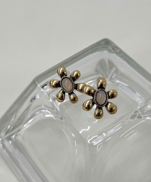 fredy emue（フレディエミュ）の「カラーストーンフラワーピアス（ピアス（両耳用）・レディース・ピンク/オリーブ/オフホワイト/ブルー・FREE）」の9枚目の写真