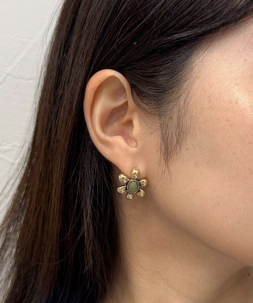 fredy emue（フレディエミュ）の「カラーストーンフラワーピアス（ピアス（両耳用）・レディース・ピンク/オリーブ/オフホワイト/ブルー・FREE）」の10枚目の写真