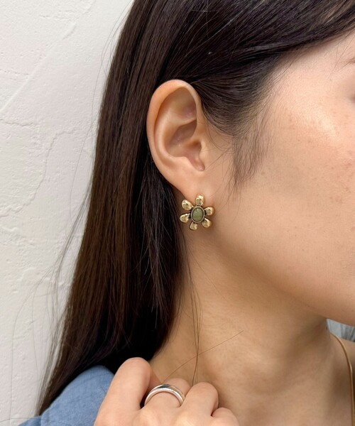 fredy emue（フレディエミュ）の「カラーストーンフラワーピアス（ピアス（両耳用）・レディース・ピンク/オリーブ/オフホワイト/ブルー・FREE）」の11枚目の写真