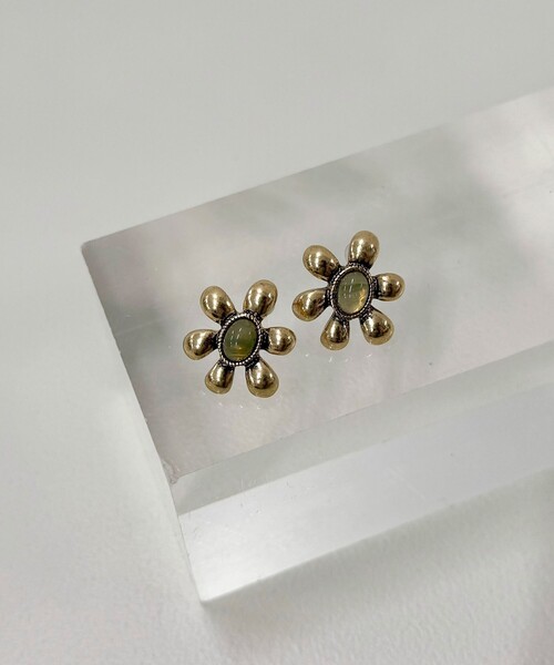 fredy emue（フレディエミュ）の「カラーストーンフラワーピアス（ピアス（両耳用）・レディース・ピンク/オリーブ/オフホワイト/ブルー・FREE）」の12枚目の写真