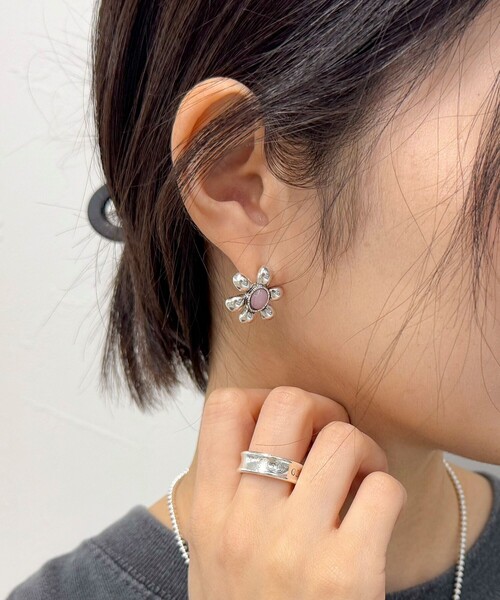 fredy emue（フレディエミュ）の「カラーストーンフラワーピアス（ピアス（両耳用）・レディース・ピンク/オリーブ/オフホワイト/ブルー・FREE）」の5枚目の写真